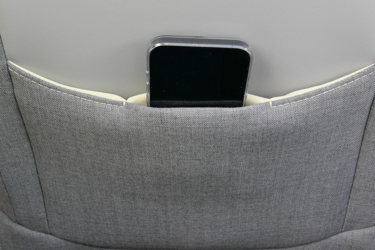シート背面のポケットが深いので、スマートフォン専用に底の浅いポケットも備わっている。