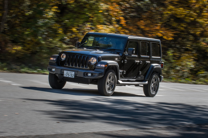 日本では2018年11月23日に発売となった新型「ジープ・ラングラー」。見た目は従来型とほとんど変わっていないが、フロントまわりではウインドスクリーンとグリルを後傾させることで、空力性能が改善されている。