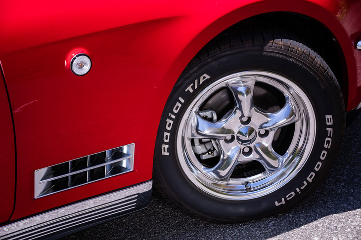 P195/60R15サイズの「BFグッドリッチ・ラジアルT/A」タイヤは、メッキホイールとセットとなるオプションアイテム。