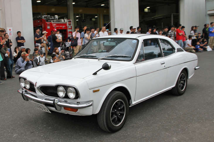 1972年「ホンダ1300クーペ」。熱烈な空冷エンジンの信奉者だった本田宗一郎肝いりの、DDAC（Duo Dyna Air Cooling system＝二重空冷）と称する特殊なエンジンを積んだモデル。抜群の動力性能と水冷エンジン並みの静粛性を誇ったが、複雑な構造のため水冷よりも重くて高コストになってしまった。