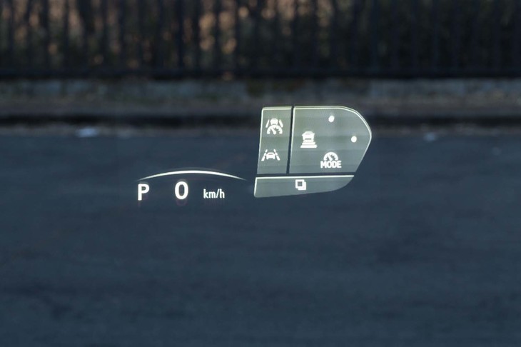 大型のカラーヘッドアップディスプレイも装備。ステアリングスイッチと連動する「TAZUNAコンセプト」という名の操作系を採用している。