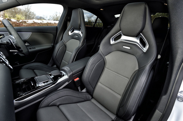 前席には「AMGパフォーマンスシート」と呼ばれる、スポーティーなデザインのシートを装備。「チタニウムグレー／ブラック」（写真）または「クラシックレッド／ブラック」の2種類からカラーを選べる。