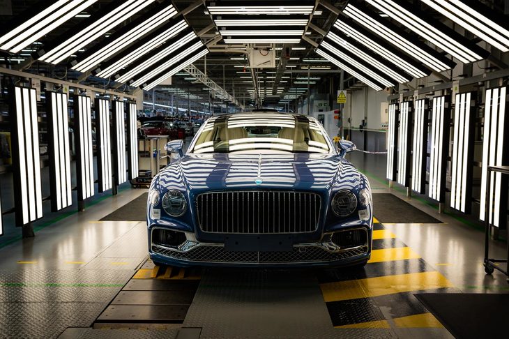 クルー工場にて、検査工程へ進む「ベントレー・フライングスパー」V8。