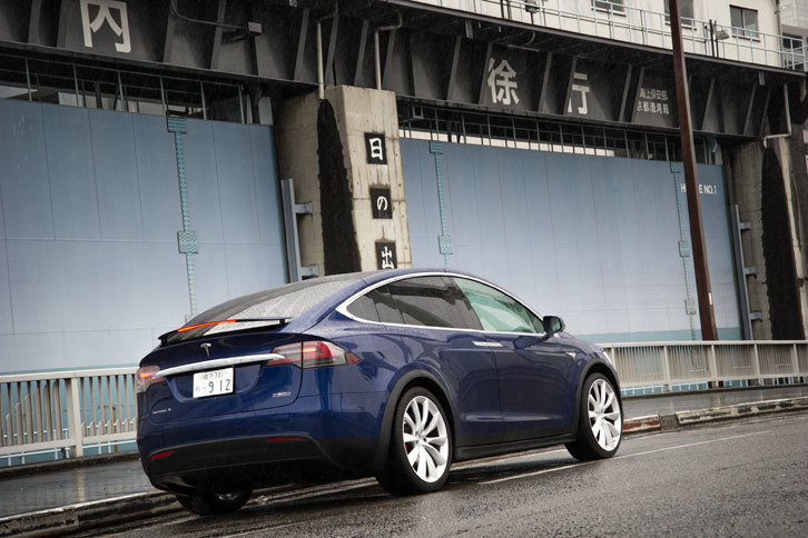 ボディーサイズは全長×全幅×全高＝5037×2070×1680mm。例えばメルセデス・ベンツで最も大きいSUV「GLS」と比較すると、約10cm短く、9cm幅広く、17cm低い。