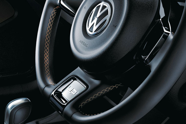 ステアリングホイールとハンドブレーキ（いずれもレザー）にはブラウンステッチが入る。