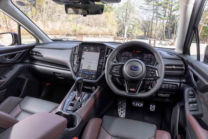 「STI Sport R EX」のインテリアカラーはブラックとボルドーの2トーン。センターの大型ディスプレイが目を引く。