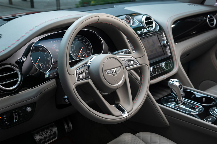 「ベンテイガV8」のコックピット。搭載される電動パワーステアリングには可変ラックレシオを採用しており、低速時はクイックに高速時には穏やかなレスポンスを実現している。