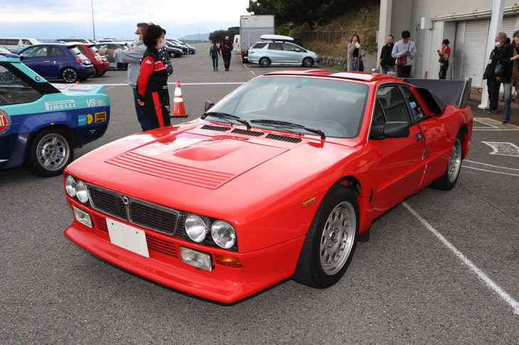 「ランチア037ラリー」は、グループB規定となったWRCを戦うためにアバルトが仕立てたマシンだ。スーパーカーのようなスタイルは、他のアバルトとは一線を画す存在感である。2リッター直列4気筒DOHCエンジンにスーパーチャージャーを搭載し、ストラダーレは最高出力205PSを発生した。