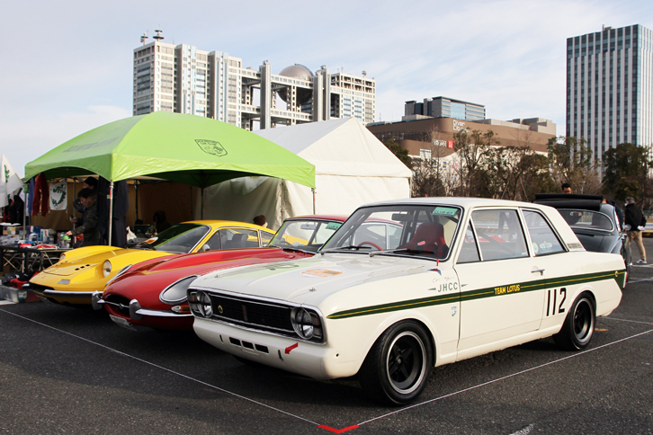 ここからはクラブスタンド。毎年11月に群馬大学理工学部 桐生キャンパスで「クラシックカーフェスティバル in 桐生」を主催しているジャック・ヒストリック・カー・クラブは、日本では非常に珍しい1968年「ロータス・コルチナMk2」、1966年「ジャガーＥタイプFHC」、1970年「ディーノ246GT」の3台を展示。