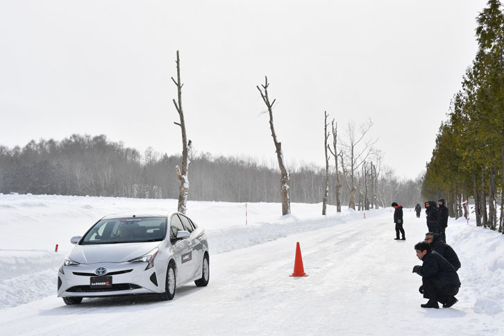 制動テストに臨む。「アイスガード6」装着車は、「アイスガード5プラス」を使用したものに比べ、氷上での制動距離を15％短縮できるとされる。