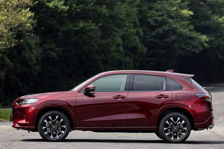 ボディー形状はSUVとしてはロー＆ロングなフォルムが特徴。ゴテゴテとしたメッキ装飾やモールディングを排した、シンプルな意匠も目をひく。