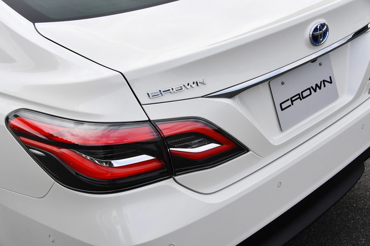 新型「クラウン」のリアバンパーは、写真の通り薄く平坦な形状となっている。（写真＝田村 弥）