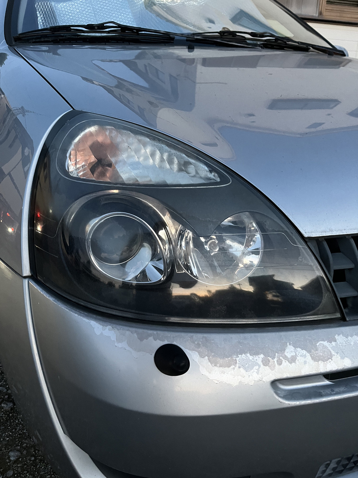 「ルーテシア2.0RS」の外見はどんどんボロくなっているが、不思議とエンジンの調子は悪くならなかった。これはヘッドランプが曇ってきて車検が通らないかもと思って記念に撮った写真。