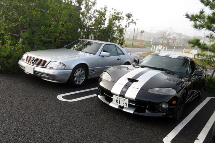 現在のS氏のマイカーである「メルセデス・ベンツSL」と記念撮影。S氏いわく「アメ車を降りた人は、なぜか次にメルセデス・ベンツに行くんだよね」とのこと。