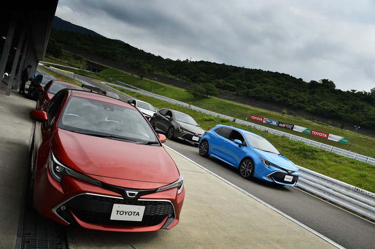 富士スピードウェイのショートサーキットに並んだ、色とりどりの「カローラハッチバック」（仮称）。2018年6月26日にデビューすることが明らかにされている。