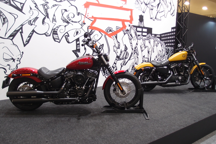 ハーレーダビッドソンブースのメインステージに展示された、「ストリートボブ」（写真左）と「アイアン883」（同右）。