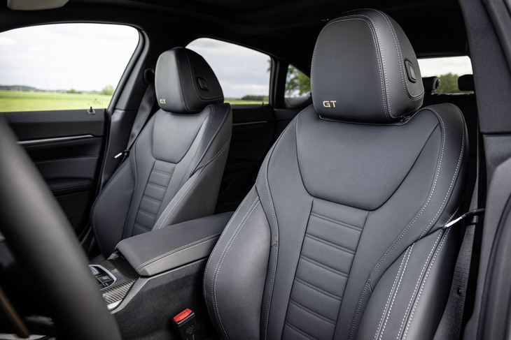 ヴァーネスカレザーで仕立てられた「B4 GTグランクーペ」のシート。ヘッドレストにゴールドの「オロ・テクニコ」カラーで刺しゅうされた「GT」の文字が入る。シート表皮はより上質なメリノレザーも選択できる。