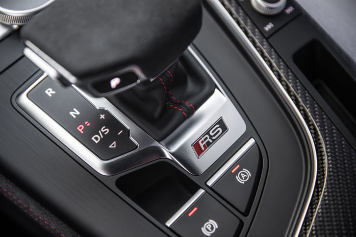 トランスミッションは8段ATのみ。ステアリングホイールのシフトパドルを介してマニュアル操作もできる。