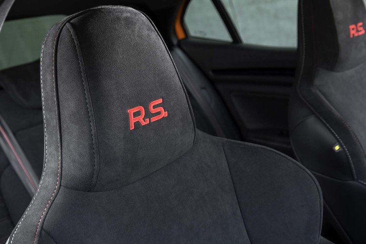 前席スポーツシートはヘッドレスト一体型で、「R.S.」ロゴの刺しゅうが施されている。