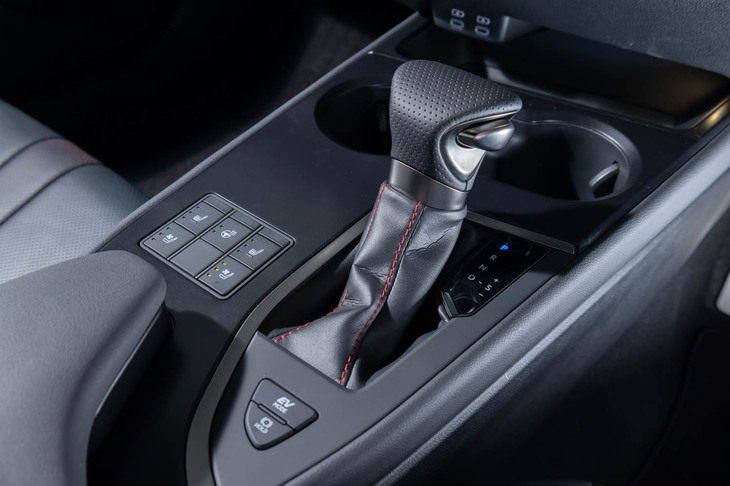 センターアームレスト前端のオーディオコントローラーとシフトセレクター左のタッチコントローラーがなくなり、跡地を埋めるようにシートのヒーター／ベンチレーターとステアリングヒーターのスイッチが移設された。