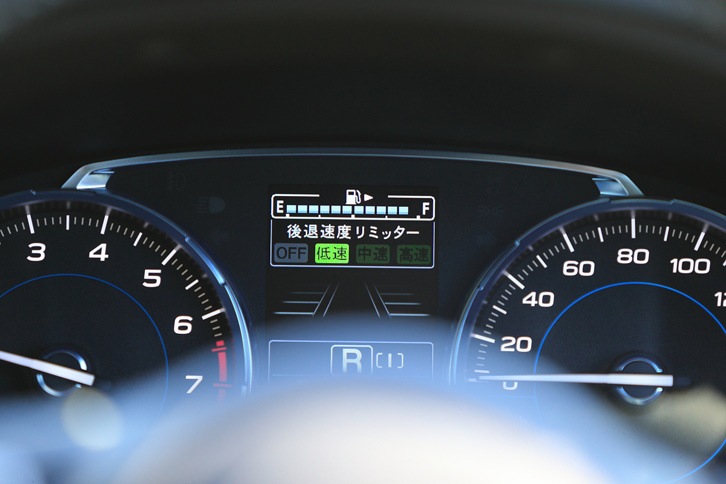 「アイサイト（ver.3）」には、後退時の制限速度を設定できる「後退速度リミッター」も用意されている。