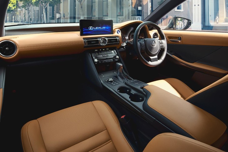 静粛性の高さでは定評のあるレクサス。モーター駆動が可能なハイブリッド車は、その点でも有利なモデルといえる。