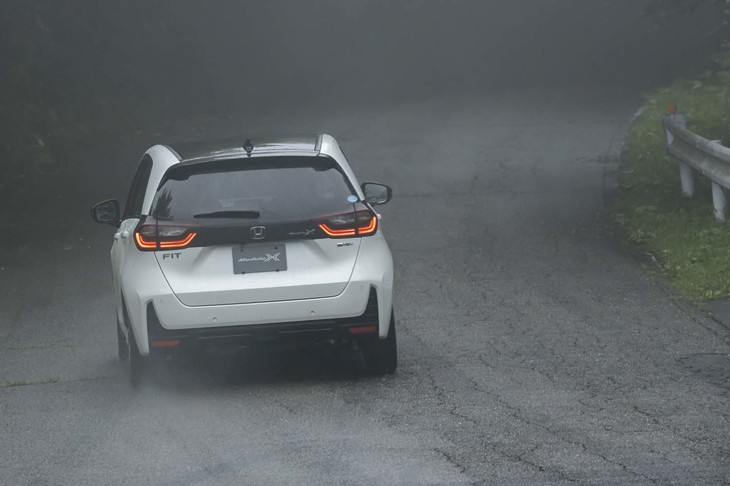 ホームコースである群馬サイクルスポーツセンターを行く「フィット モデューロX」。風洞実験などを取り入れつつも、人の感覚を重視してつくり込まれている。