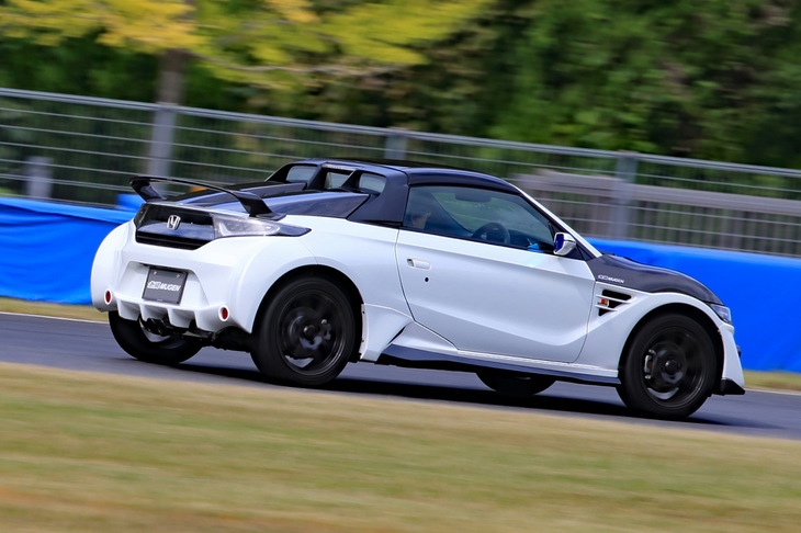 無限が持ち込んだ「ホンダS660」には、エンジンフードやリアウイング、フロントボンネットなど、市販化前の空力パーツが装着されていた。