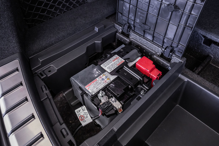 NX450h＋“バージョンL”（荷室に配置された12Vバッテリー）