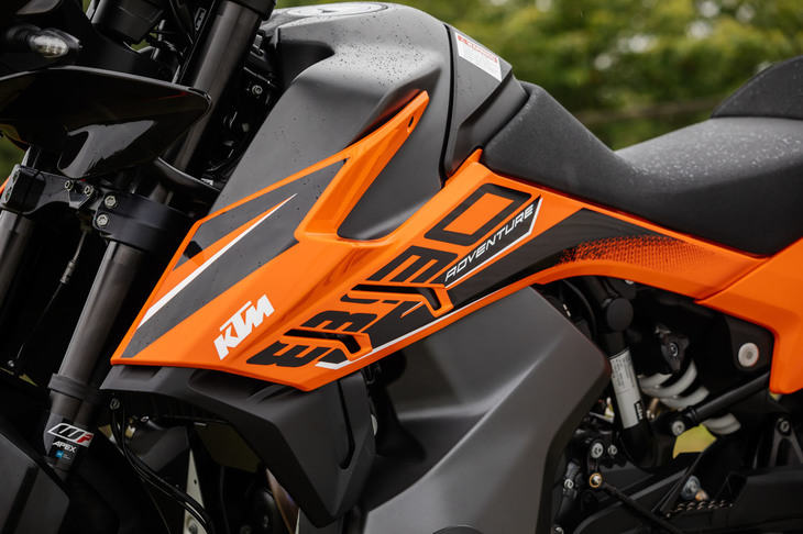 ラインナップのなかでのポジションは、既存の「790アドベンチャー」の後継を担うミドルクラスモデルとなる。