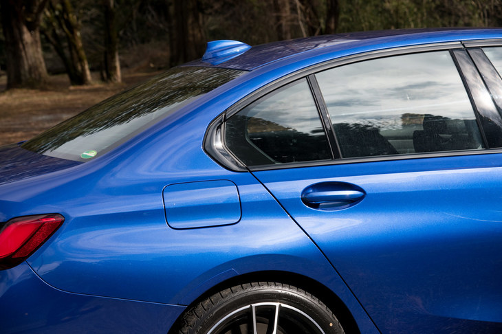 BMW製セダンの伝統となっている“ホフマイスターキンク”と呼ばれるウィンドウ後端の処理は、よりCピラーと一体的なデザインとなった。