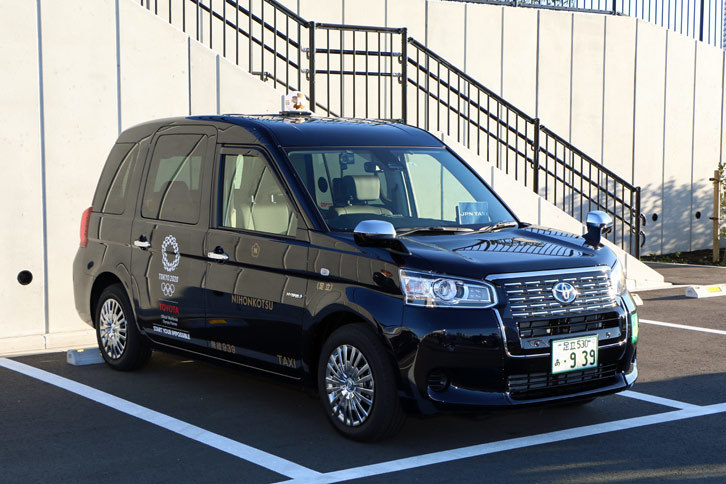 試乗の折り返し地点である公園の駐車場にて、あらためて車両を撮影。ラインナップはエントリーグレードの「和（なごみ）」と、上級グレード「匠（たくみ）」の2種類。ボディーカラーは「深藍（こいあい）」「ブラック」「スーパーホワイトII」の3種類となっている。写真の車両はボディーカラーに深藍が採用された、上級グレードの匠である。