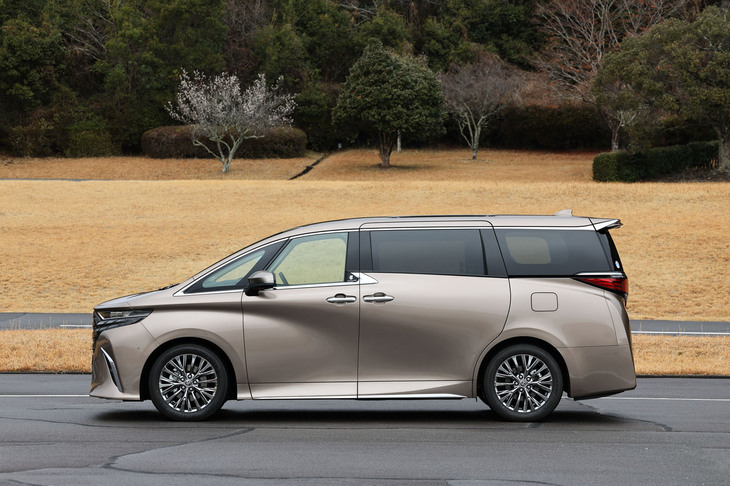 ボディーサイズは全長×全幅×全高＝4995×1850×1945mm、ホイールベースは3000mm。従来モデルよりも全高が10mm高くなっている。