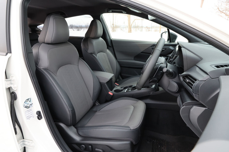 今回の試乗車ではブラック／グレーの表皮カラーにシルバーのステッチが施されるオプションの本革シートが選択されていた。「リミテッド」以上のグレードには、フロントシートにヒーター機能が標準で備わる。