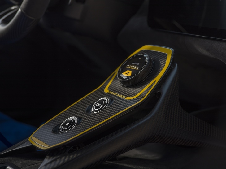 カーボン素材を露出させたセンターコンソール。イエローの縁取りは、夜間の視認性・操作性向上を意識したレーシングカーの内装にならったもの。