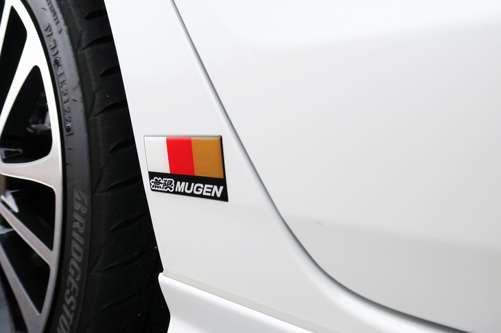 ホンダ・フィットe：HEV RS 無限パーツ装着車（無限ロゴポッティングエンブレム）