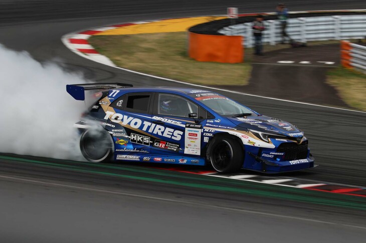 “追走”の決勝は、松山北斗選手の「トヨタGRカローラ」と蕎麦切広大選手の「トヨタGR86」によるバトルに。結果は、追撃を許さなかった松山選手の圧勝で幕を閉じた。この5月よりスタートする2025年シーズンの行方にも期待が膨らむ、多くのバトルが見られた。