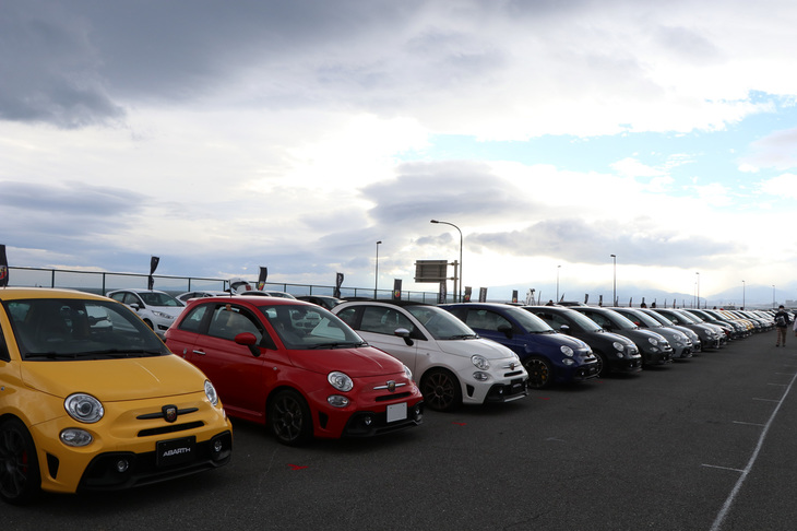 当日の天候はくもりがちで、遠くに臨む箱根の山はどうやら雨模様。海沿いに位置する大磯ロングビーチの空にも、せわしなく動く雲が見られたものの、会場内を吹く風は比較的穏やかで、イベント日和だった。