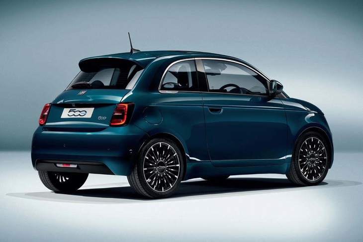 クローズドボディーの上級モデル「500eアイコン」。17インチホイールが装着される。