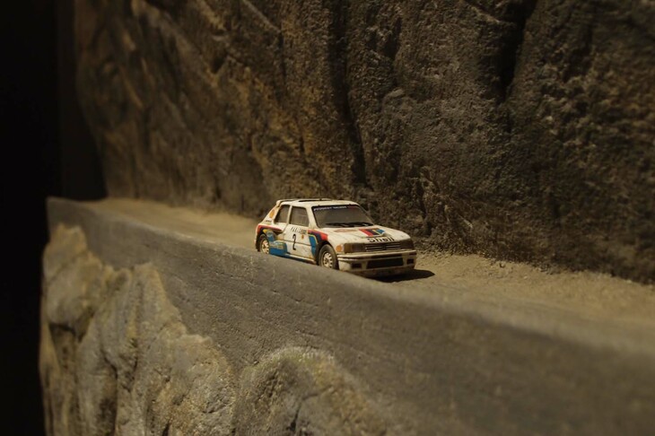 岩壁のコースを走る、WRカー（プジョー）のジオラマ風オブジェだった。富士スピードウェイホテル内には、クルマやモータースポーツに興味のある人なら思わず笑顔になるような工夫があふれている。