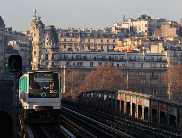 セーヌ川を渡るパリ地下鉄6号線。全区間約13kmのうち、半分弱の6kmが地上である。
