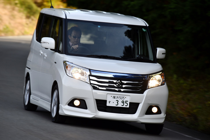 「ソリオ」のフルハイブリッド車のトランスミッションには、マイルドハイブリッド車やガソリン車に搭載されるCVTではなく、ロボタイズドMTの5段AGSが搭載される。