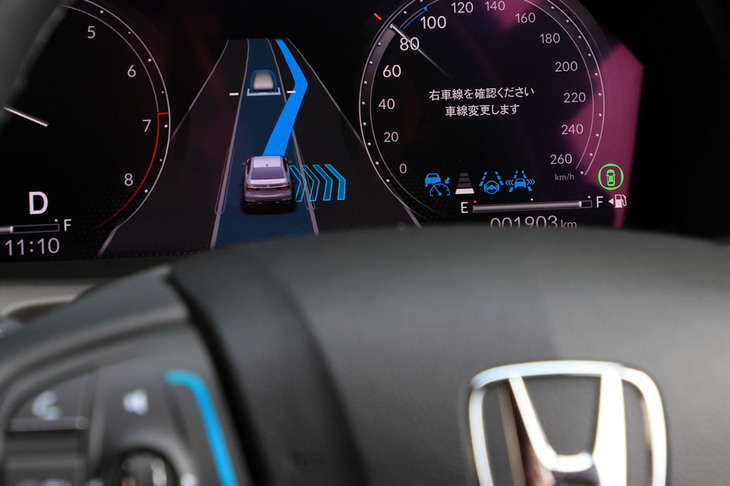 システムの作動状態によっては、前走車の追い越しや、分岐に際しての車線変更もシステムが実行。その挙動がスムーズなことにも驚かされた。