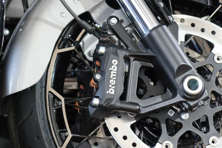 ハーレーダビッドソンCVOストリートグライド（フロントブレーキキャリパー）