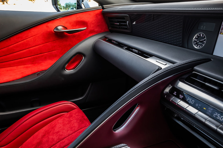 安心感や上質感をもたらす、おもてなしの空間として構築されたという助手席エリア。ドアハンドルとセンターコンソールに設けられたグラブハンドルが対のデザインになるなど、こだわりが随所に感じられる。