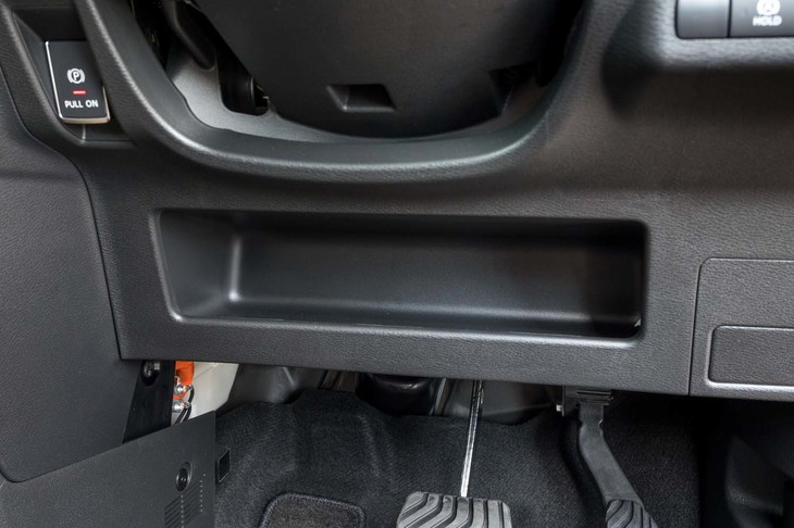 日産サクラ（ステアリングポスト下の収納）