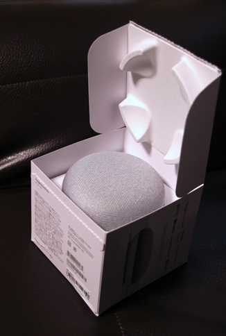 Google Home Mini開封の儀。化粧箱は、大きめのバッグなら入れられる大きさである。
