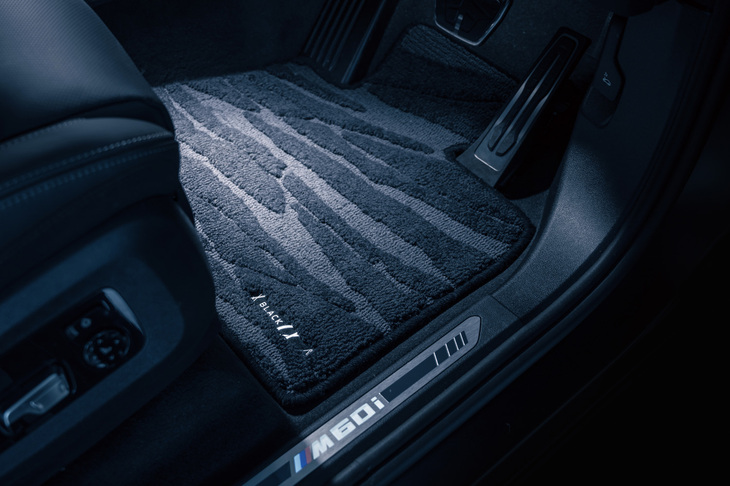 「X7 M60i xDriveブラックアルファ」には、川島織物セルコンの職人によってハンドメイドされたウール素材のフロアマットが専用アイテムとして装備される。