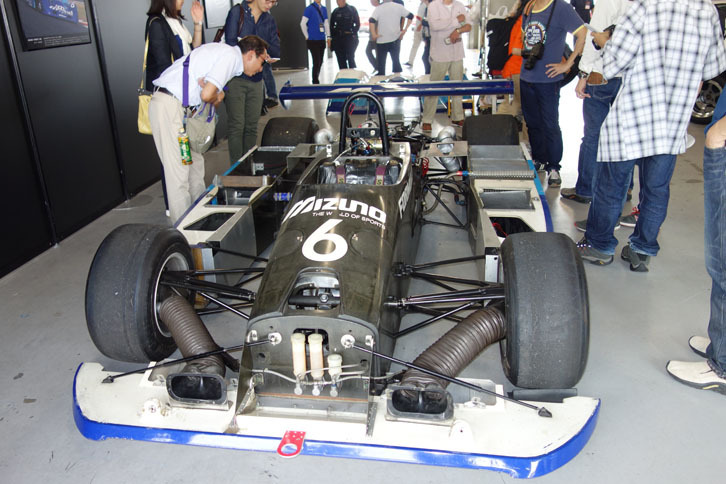 【レーシングマシン展示】「MIZUNO・SPORTS・88S」 1988年富士GC参戦マシン。カウルを外して展示されている。