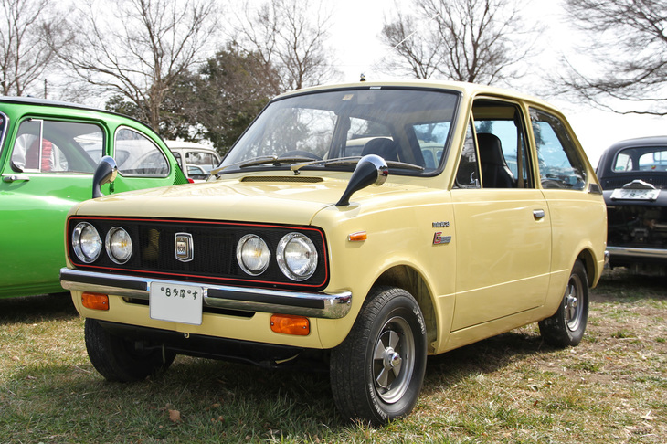 1970年「三菱ミニカ'70 GSS」。GSSはグランドスーパースポーツの略で、その名のとおり2代目ミニカに加えられた最強グレード。駆動方式はFRだが、フロントグリルの赤い縁取りを含めて「フォルクスワーゲン・ゴルフGTI」にはるかに先んじていたホットハッチ。この個体は新車からのワンオーナー車。